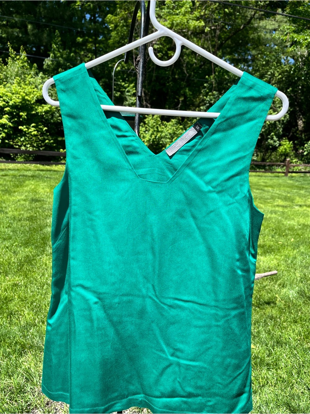 EMERALD GREEN VISCOSE SLEEVELESS V NECK DRESSY TOP. SMALL
